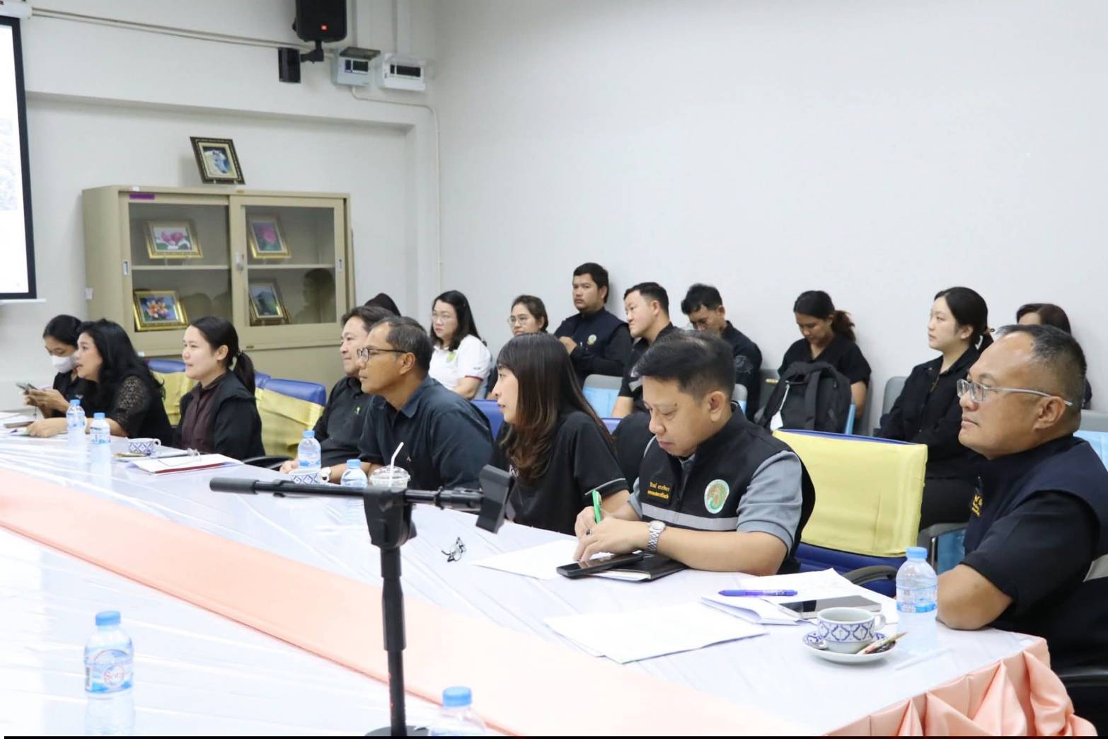 title - สำนักแผนงานและโครงการพิเศษ กระทรวงเกษตรและสหกรณ์ ร่วมกับผู้แทนหน่วยงานภายในสังกัดกระทรวงเกษตรและสหกรณ์ ประชุมติดตามความคืบหน้าและลงพื้นที่แปลงนาภายในศูนย์ส่งเสริมและพัฒนาอาชีพเสริมนอกภาคการเกษตร